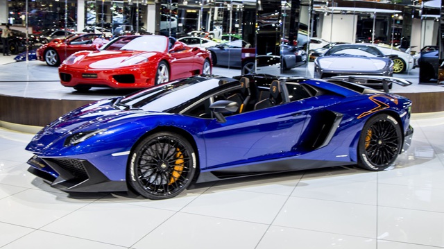 Vẻ đẹp lộng lẫy của Lamborghini Aventador SV mui trần rao bán 13 tỷ Đồng