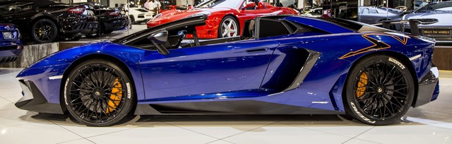 Vẻ đẹp lộng lẫy của Lamborghini Aventador SV mui trần rao bán 13 tỷ Đồng - Ảnh 2.