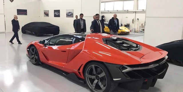 Tiểu vương Ả-Rập mua chiếc siêu xe Lamborghini Centenario đầu tiên - Ảnh 3.