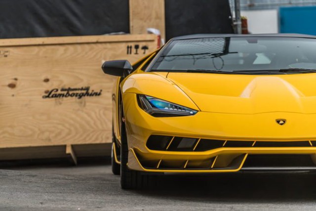Cận cảnh siêu phẩm Lamborghini Centenario màu vàng rực tại Mỹ - Ảnh 12.