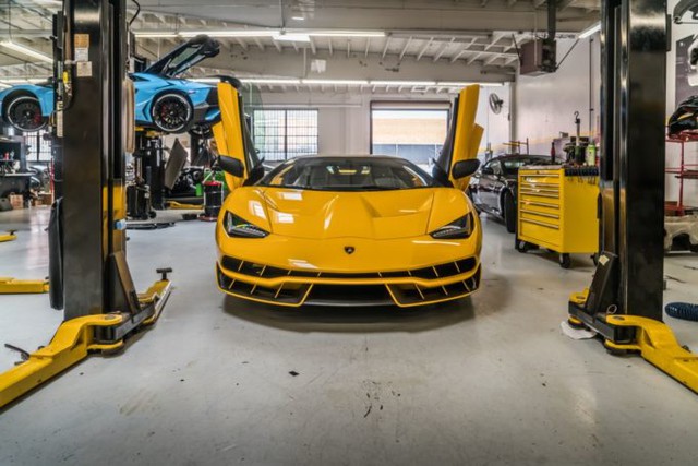 Cận cảnh siêu phẩm Lamborghini Centenario màu vàng rực tại Mỹ - Ảnh 4.