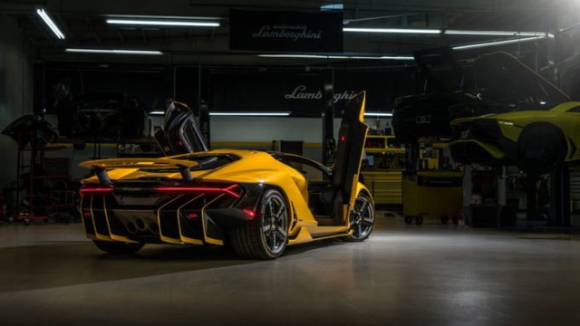 Cận cảnh siêu phẩm Lamborghini Centenario màu vàng rực tại Mỹ - Ảnh 5.