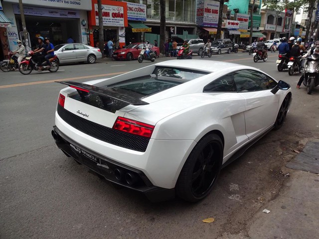 Bò già Gallardo SE bản giới hạn độ body kit LP570-4 Superleggera và cửa cắt kéo - Ảnh 2.