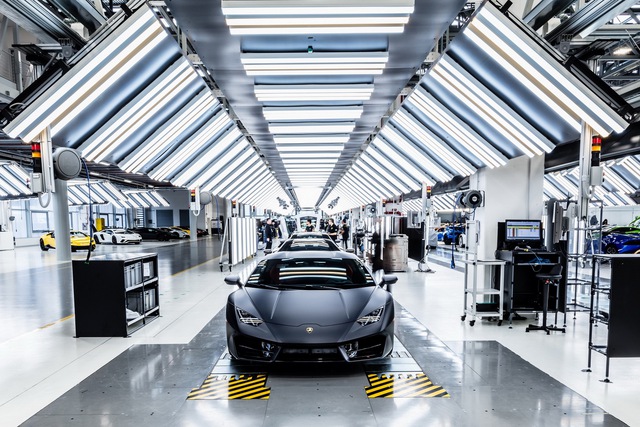 Bên trong dây chuyền sản xuất siêu SUV Lamborghini Urus - Ảnh 2.