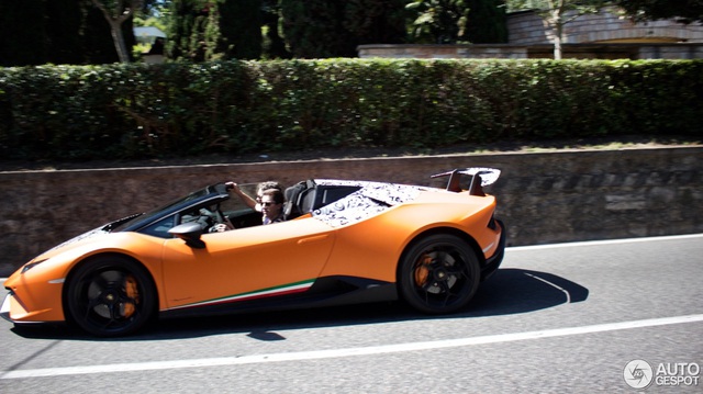 Lamborghini Huracan Performante Spyder lần đầu bị bắt gặp lăn bánh trên phố