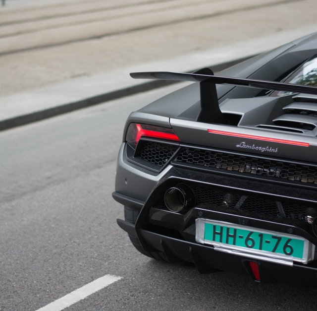 Lamborghini Huracan Performante lăn bánh tại Hà Lan sở hữu bộ cánh đen nhám cực chất - Ảnh 10.
