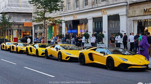 Vẻ đẹp của "đội quân" Lamborghini "tông xuyệt tông" màu vàng rực trên phố London