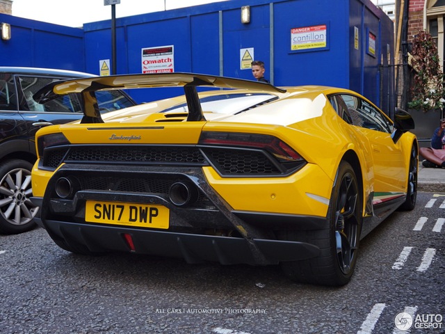 Vẻ đẹp của đội quân Lamborghini tông xuyệt tông màu vàng rực trên phố London - Ảnh 8.
