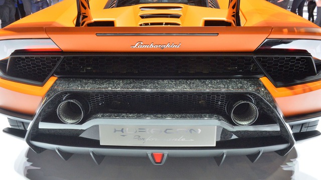 Xem màn ra mắt ấn tượng của Lamborghini Huracan Performante tại triển lãm Geneva 2017 - Ảnh 19.