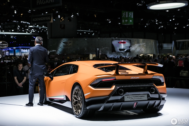 Xem màn ra mắt ấn tượng của Lamborghini Huracan Performante tại triển lãm Geneva 2017 - Ảnh 10.
