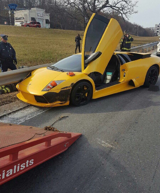 Siêu xe Lamborghini Murcielago gặp nạn trên xa lộ - Ảnh 1.