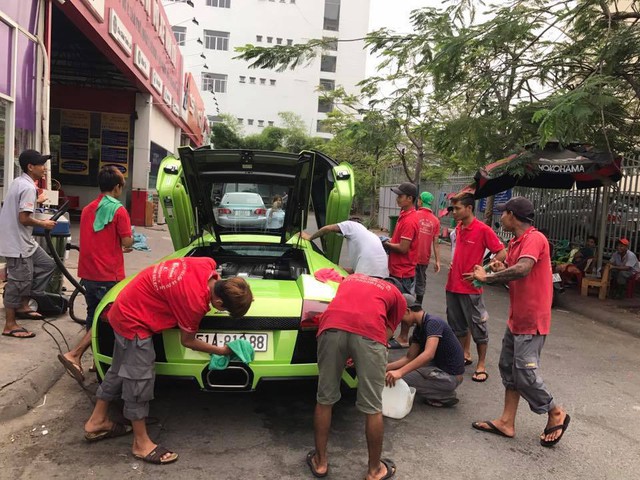 Hàng chục người tắm rửa cho siêu xe Lamborghini Murcielago LP640 ngay trên phố - Ảnh 1. Hàng chục người tắm rửa cho siêu xe Lamborghini Murcielago LP640 ngay trên phố - Ảnh 1.