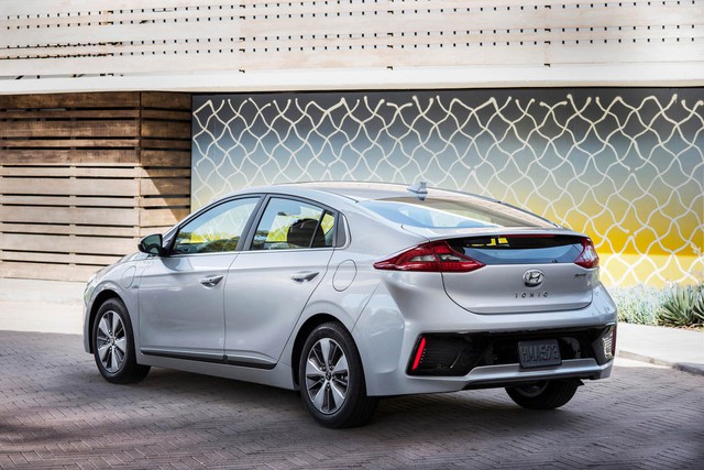Đấu Toyota Prius Prime, Hyundai Ioniq 2018 thêm bản Plug-in Hybrid với giá rẻ hơn - Ảnh 2. Đấu Toyota Prius Prime, Hyundai Ioniq 2018 thêm bản Plug-in Hybrid với giá rẻ hơn - Ảnh 2.