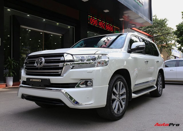 SUV hầm hố Toyota Land Cruiser VXR đi 10.000 km rao bán giá 4,8 tỷ đồng - Ảnh 1.