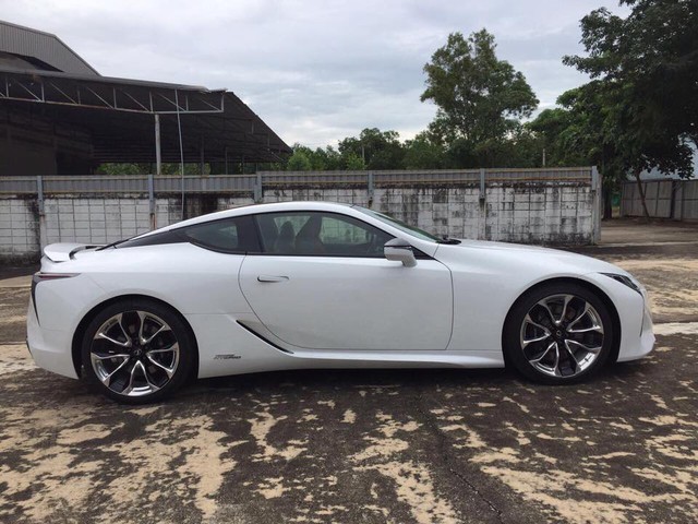 Lexus LC 500h 2018 đầu tiên cập bến Lào, đại gia Việt phát hờn - Ảnh 2. Lexus LC 500h 2018 đầu tiên cập bến Lào, đại gia Việt phát hờn - Ảnh 2.