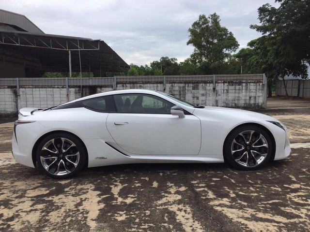 Lexus LC 500h 2018 đầu tiên cập bến Lào, đại gia Việt phát hờn - Ảnh 2.