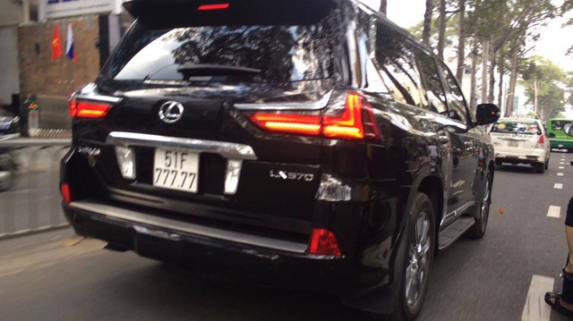 Bắt gặp "chuyên cơ mặt đất" Lexus LX570 2016 biển "ngũ quý 7" tại Sài Gòn