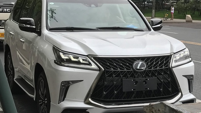 Bắt gặp SUV hạng sang Lexus LX570 Superior mới trên đường phố