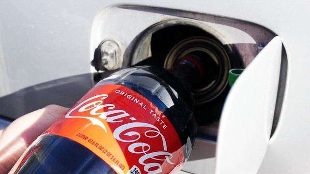 Đổ Coca-Cola vào bình xăng, lái xe và nhận cái kết đắng - Ảnh 1.