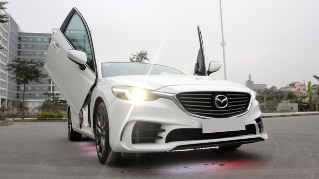 Mazda6 độ cửa kiểu Lamborghini tại Hà Nội