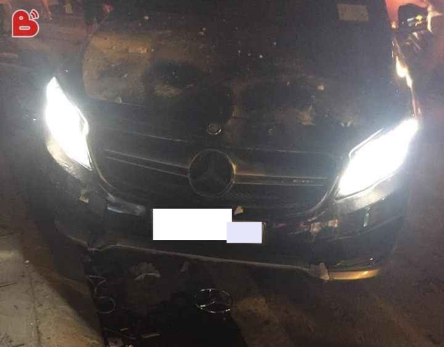 Mercedes-Benz GLA 45 AMG tông vào cửa nhà dân lúc nửa đêm - Ảnh 4.