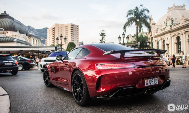 Siêu xe Mercedes-AMG GT R với bộ cánh lạ mắt xuất hiện tại thiên đường siêu xe - Ảnh 3.