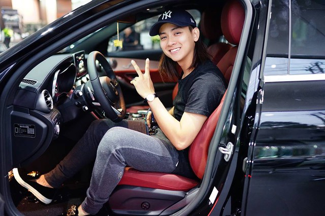 Con trai nuôi Hoài Linh tậu Mercedes-Benz C300 AMG trị giá 1,889 tỷ Đồng - Ảnh 2.