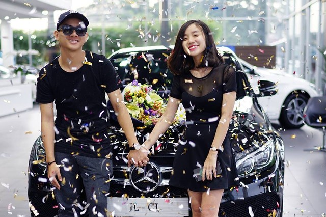 Con trai nuôi Hoài Linh tậu Mercedes-Benz C300 AMG trị giá 1,889 tỷ Đồng - Ảnh 1.