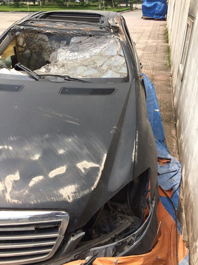 Xót xa Mercedes-Benz S550 bị bỏ rơi tại Hà Nội - Ảnh 2.