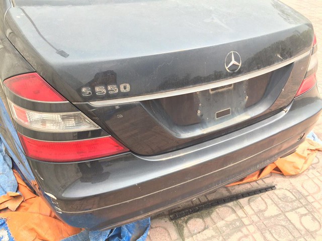 Xót xa Mercedes-Benz S550 bị bỏ rơi tại Hà Nội - Ảnh 1.