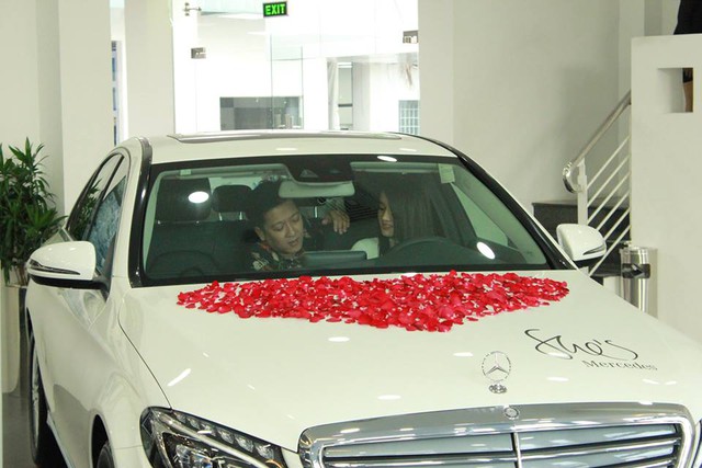 Lộ ảnh Trường Giang và Nhã Phương tậu xe sang Mercedes-Benz C250 1,68 tỷ Đồng - Ảnh 2.