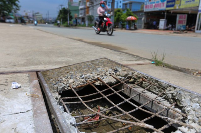 Cảnh giác trước “bẫy chông” có thể phá lốp xe trên đường phố Hà Nội - Ảnh 3.