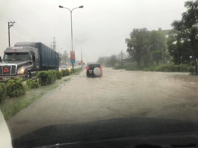 Quảng Ninh: Mưa lớn, nhiều tuyến phố chìm trong biển nước, ô tô chết đuối - Ảnh 2.
