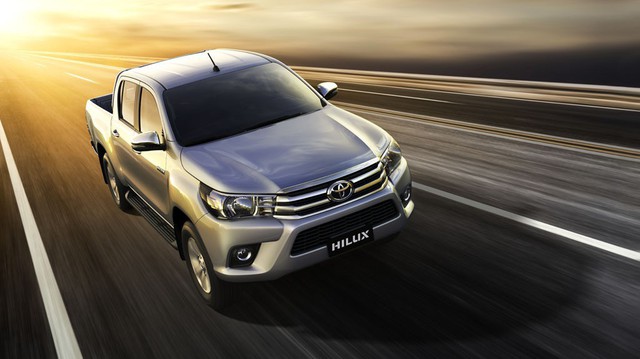 Toyota Việt Nam giới thiệu Hilux phiên bản cải tiến 2017 với giá rẻ hơn