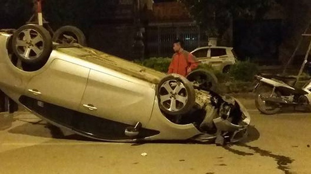 Hà Nội: Tài xế chạy tốc độ cao, mất lái, Kia Rio "ngửa bụng" trên phố