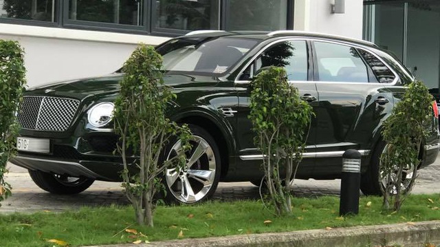SUV siêu sang Bentley Bentayga màu độc nhất Việt Nam của thiếu gia 9X Sài thành ra biển trắng