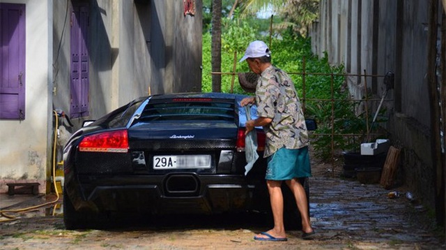 Hàng chục người tắm rửa cho siêu xe Lamborghini Murcielago LP640 ngay trên phố - Ảnh 2.