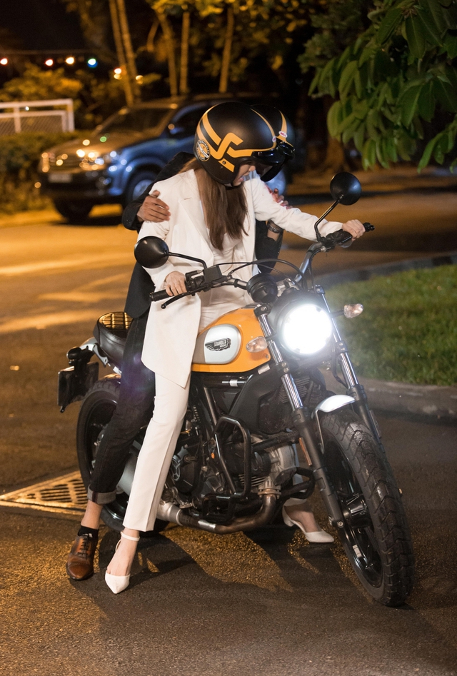 Nữ hoàng nội y Ngọc Trinh tập lái Ducati Scrambler - Ảnh 2.