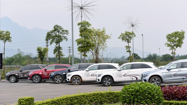 Người Việt hối hả mua xe sang Mercedes-Benz, xe cỏ cũng đỏ mắt ghen tị