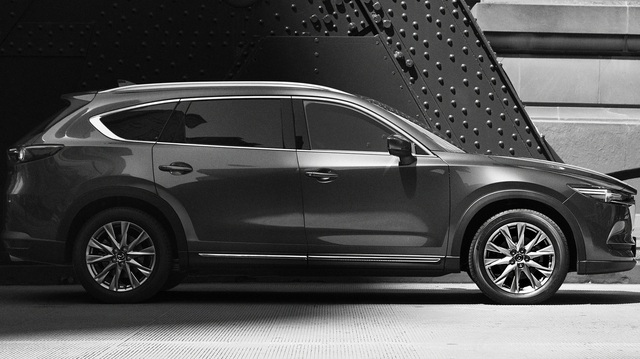 Xuất hiện hình ảnh ngoại thất chính thức đầu tiên của Mazda CX-8, giống cả CX-5 lẫn CX-9