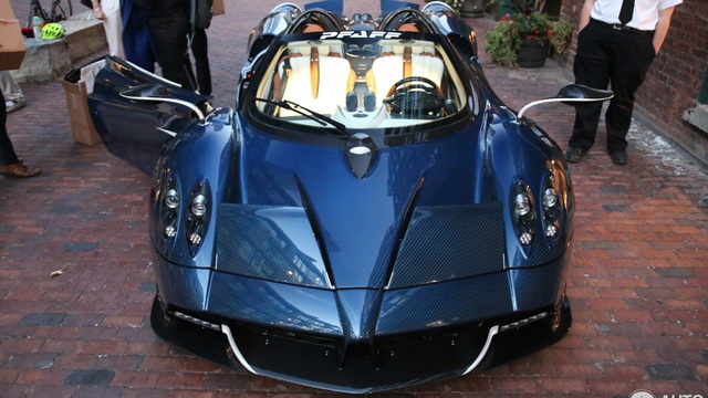 Siêu phẩm triệu USD Pagani Huayra mui trần lần đầu tiên đến Canada