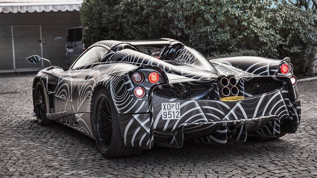 Phiên bản mui trần Pagani Huayra của Minh "Nhựa" lần đầu xuất hiện trên đường phố