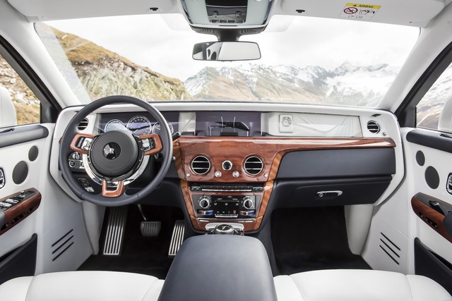 Rolls-Royce Phantom đạt giải thưởng xe siêu sang cao quý nhất từ Top Gear - Ảnh 2.