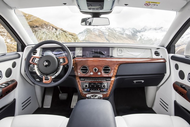 Rolls-Royce Phantom đạt giải thưởng xe siêu sang cao quý nhất từ Top Gear - Ảnh 2. Rolls-Royce Phantom đạt giải thưởng xe siêu sang cao quý nhất từ Top Gear - Ảnh 2.