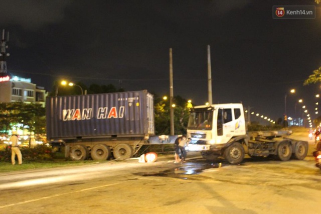 Xe container lạc tay lái ở Sài Gòn, nhiều người thoát chết trong gang tấc - Ảnh 1.