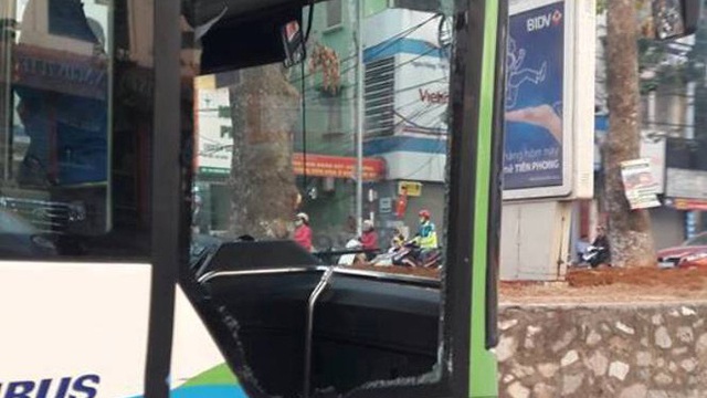 Xe taxi tạt ngang mũi khiến xe buýt nhanh vỡ tan cửa kính