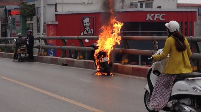 Xe máy đang chạy bốc cháy ngùn ngụt giữa cầu vượt