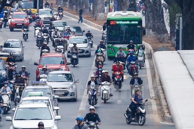 Hà Nội: Xế hộp biển xanh “ngang nhiên” chiếm làn xe buýt nhanh BRT  - Ảnh 1.