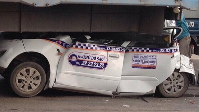 Tai nạn kinh hãi, xe taxi nát bươm trong gầm xe tải