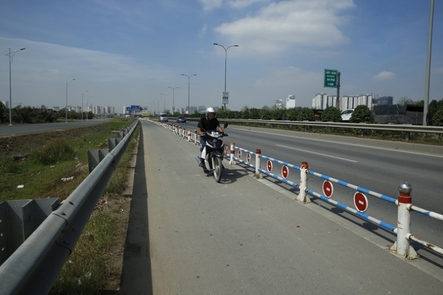 Người dân thong dong đạp xe trên cao tốc Long Thành - Dầu Giây - Ảnh 1.